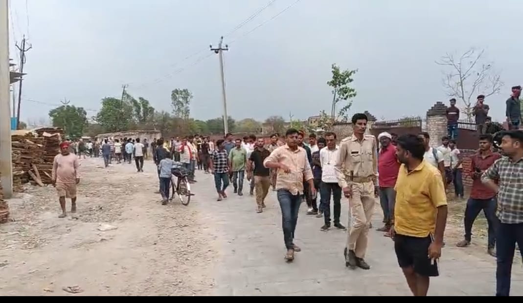 मौके पर जुटी पुलिस और भीड़ मौके पर जुटी पुलिस और भीड़