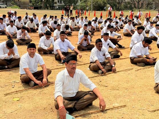 पथ संचलन के लिए गुलाबराय मैदान में जमा हुए स्वयंसेवक। पथ संचलन के लिए गुलाबराय मैदान में जमा हुए स्वयंसेवक।
