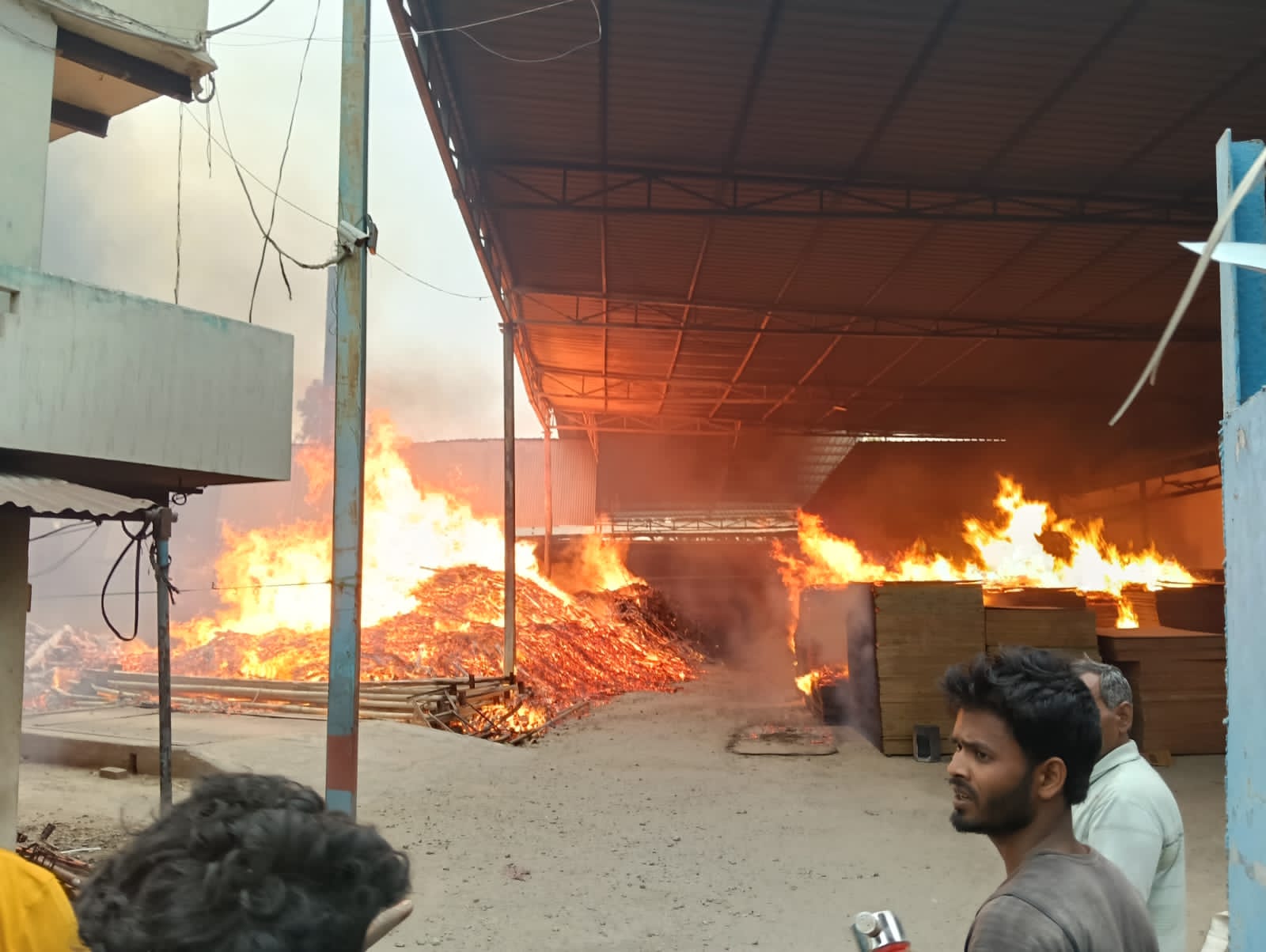 फैक्ट्री में लगी आग फैक्ट्री में लगी आग