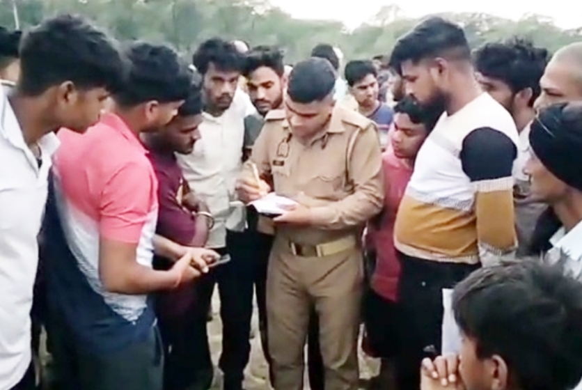 मौके पर जांच करती पुलिस
