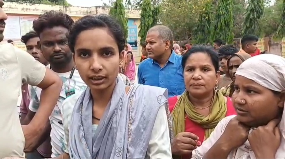 मृत किशोर के परिजन। मृत किशोर के परिजन।