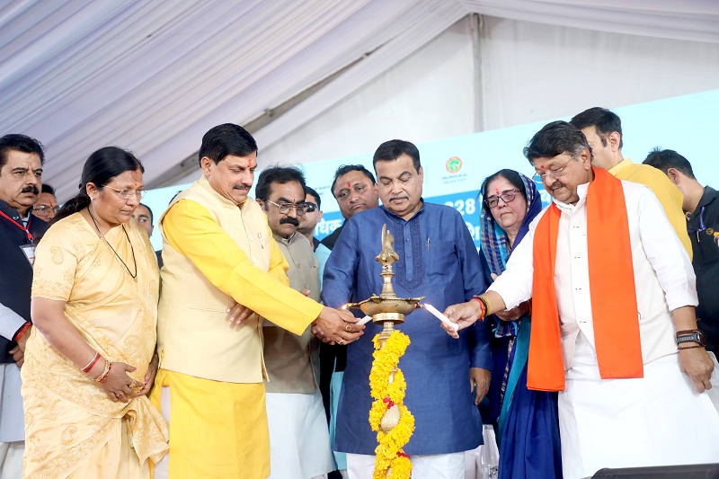 गडकरी ने खेड़ा (बदनावर) में राजमार्ग परियोजनाओं के भूमि-पूजन और लोकार्पण समारोह का दीप प्रज्ज्वलित कर शुभारंभ किया।