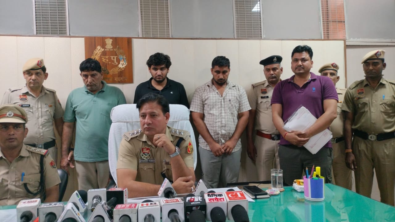 पुलिस गिरफ्त में आरोपित। पुलिस गिरफ्त में आरोपित।