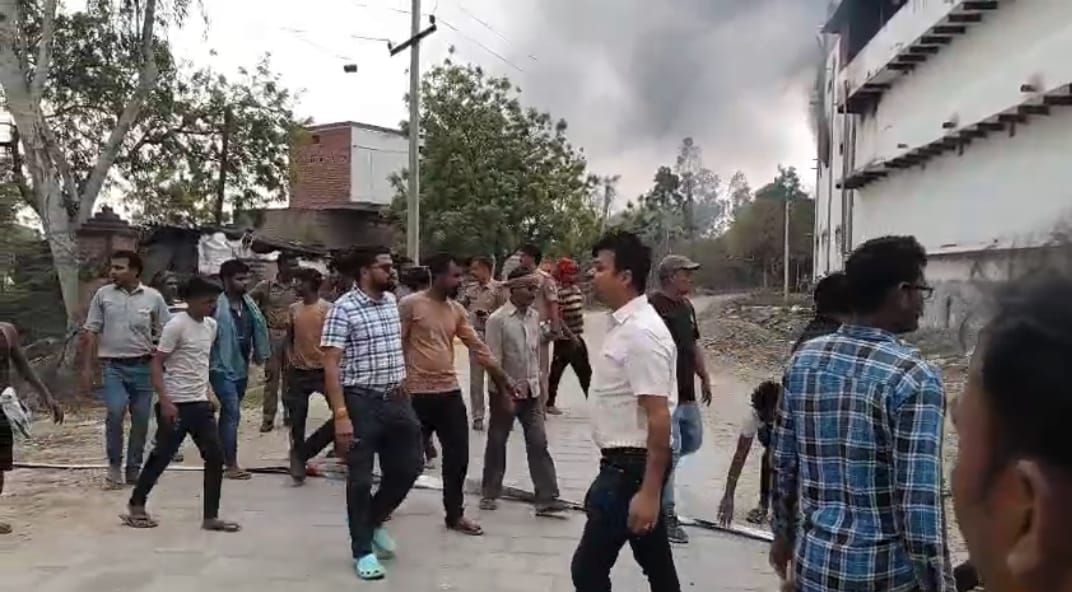 आग बुझाने के लिए पहुंचे फायर ब्रिगेड टीम आग बुझाने के लिए पहुंचे फायर ब्रिगेड टीम