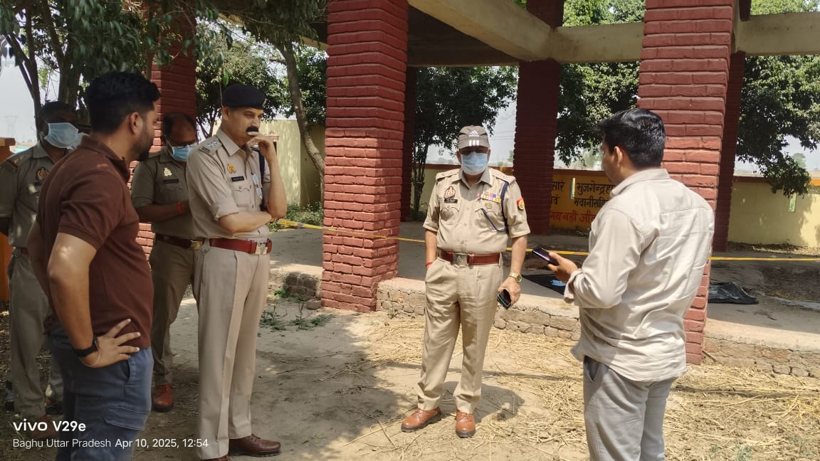 शमशान घाट में पहुंचकर जांच करती पुलिस शमशान घाट में पहुंचकर जांच करती पुलिस