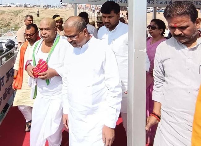 अस्थि कलश लेकर जाते अस्थि कलश लेकर जाते