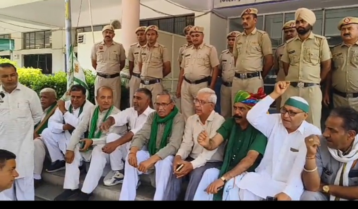 जिला मुख्यालय पर प्रदर्शन करते किसान जिला मुख्यालय पर प्रदर्शन करते किसान