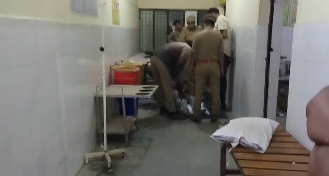 अस्पताल पहुंची पुलिस कीफोटो अस्पताल पहुंची पुलिस कीफोटो