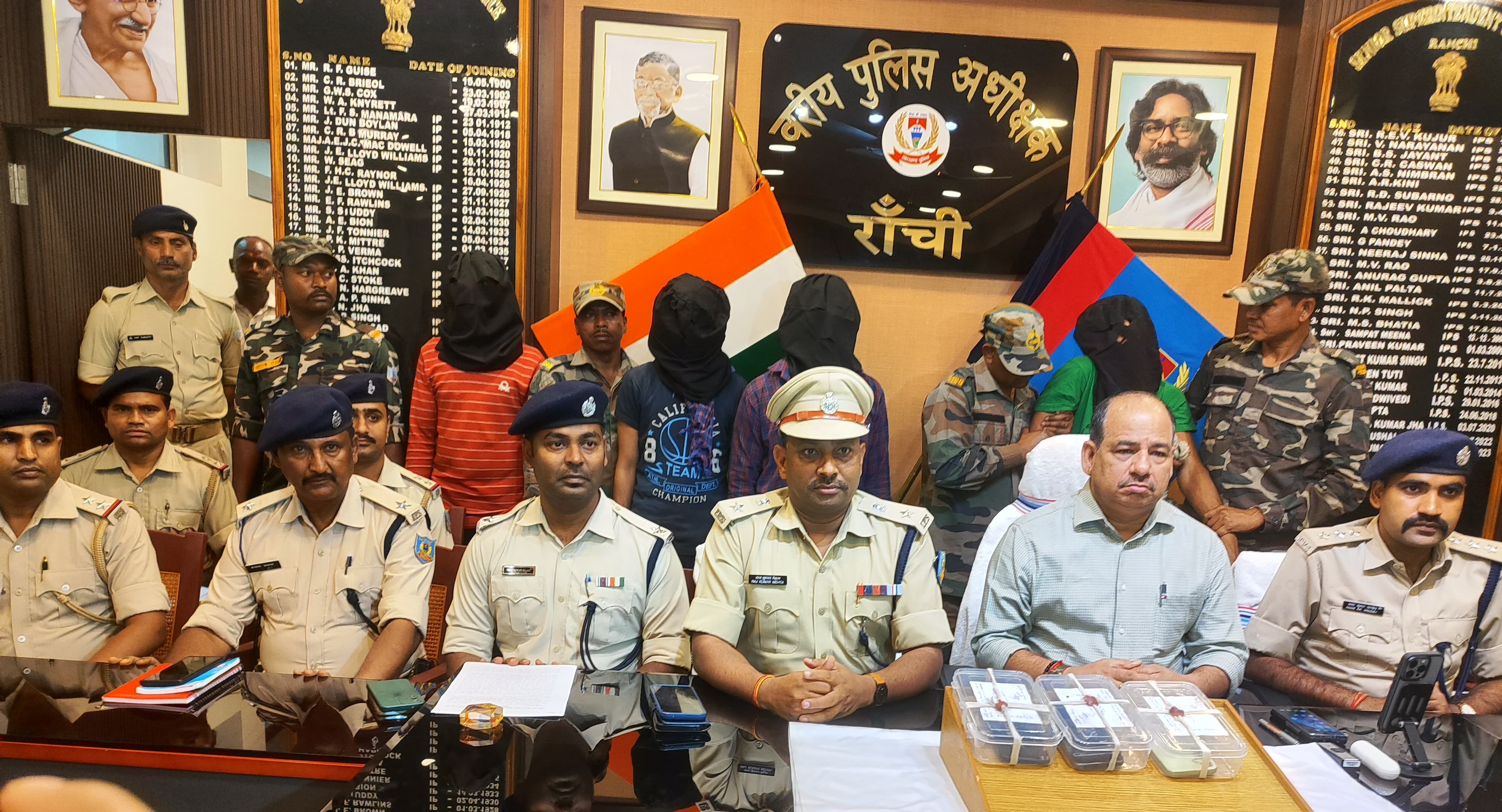 प्रेस कॉन्फ्रेंस की तस्वीर प्रेस कॉन्फ्रेंस की तस्वीर