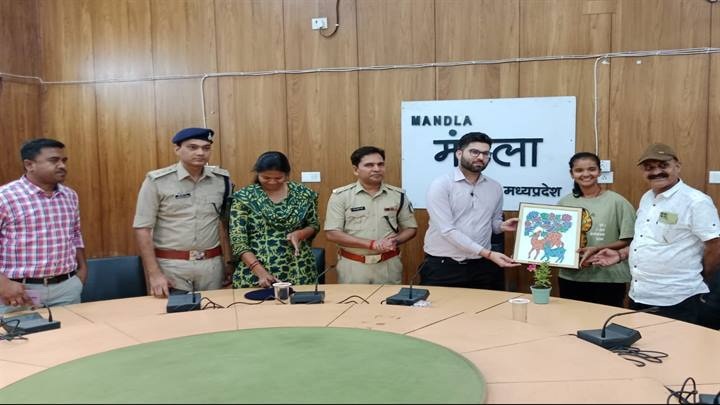 मंडलाः भारतीय टीम में चयन होने पर जिला प्रशासन ने किया क्रिकेटर शुचि उपाध्याय का सम्मान मंडलाः भारतीय टीम में चयन होने पर जिला प्रशासन ने किया क्रिकेटर शुचि उपाध्याय का सम्मान