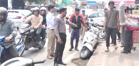 अवैध पार्किंग और अतिक्रमण के खिलाफ चलाया अभियान अवैध पार्किंग और अतिक्रमण के खिलाफ चलाया अभियान