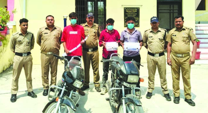 पुलिस गिरफ्त में आरोपित पुलिस गिरफ्त में आरोपित