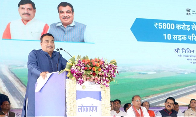 भूमिपूजन और लोकार्पण कार्यक्रम को संबोधित करते हुए गडकरी भूमिपूजन और लोकार्पण कार्यक्रम को संबोधित करते हुए गडकरी