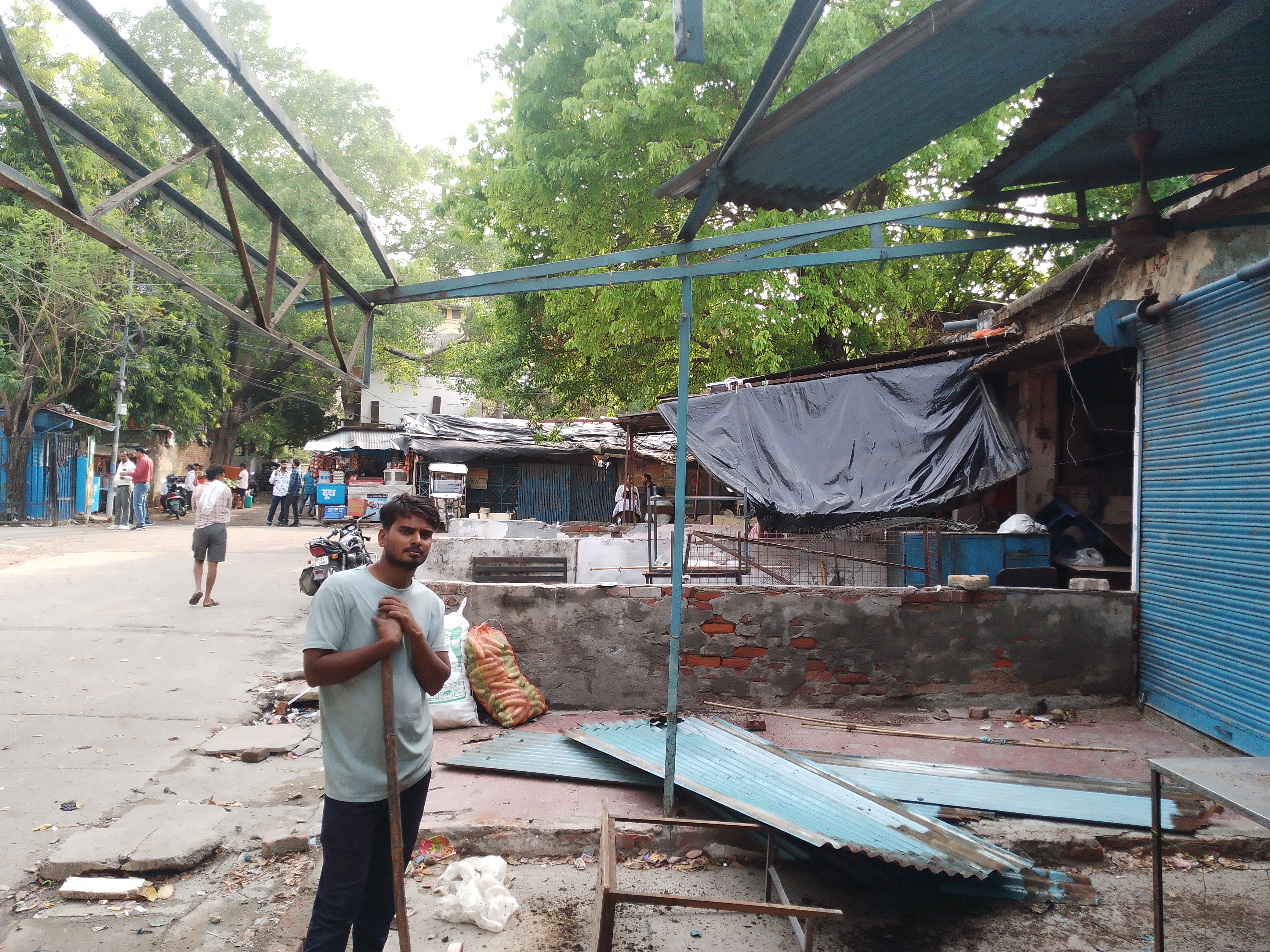 दारुलशफा कालोनी में दुकान गिरते दुकानदार (फोटो) दारुलशफा कालोनी में दुकान गिरते दुकानदार (फोटो)