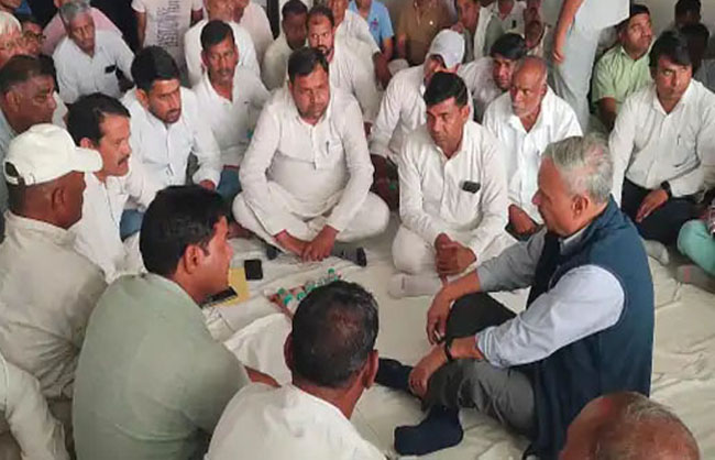 शहीद के परिजनों को सांत्वना देते हुए केंद्रीय राज्यमंत्री राव इंद्रजीत सिंह। शहीद के परिजनों को सांत्वना देते हुए केंद्रीय राज्यमंत्री राव इंद्रजीत सिंह।