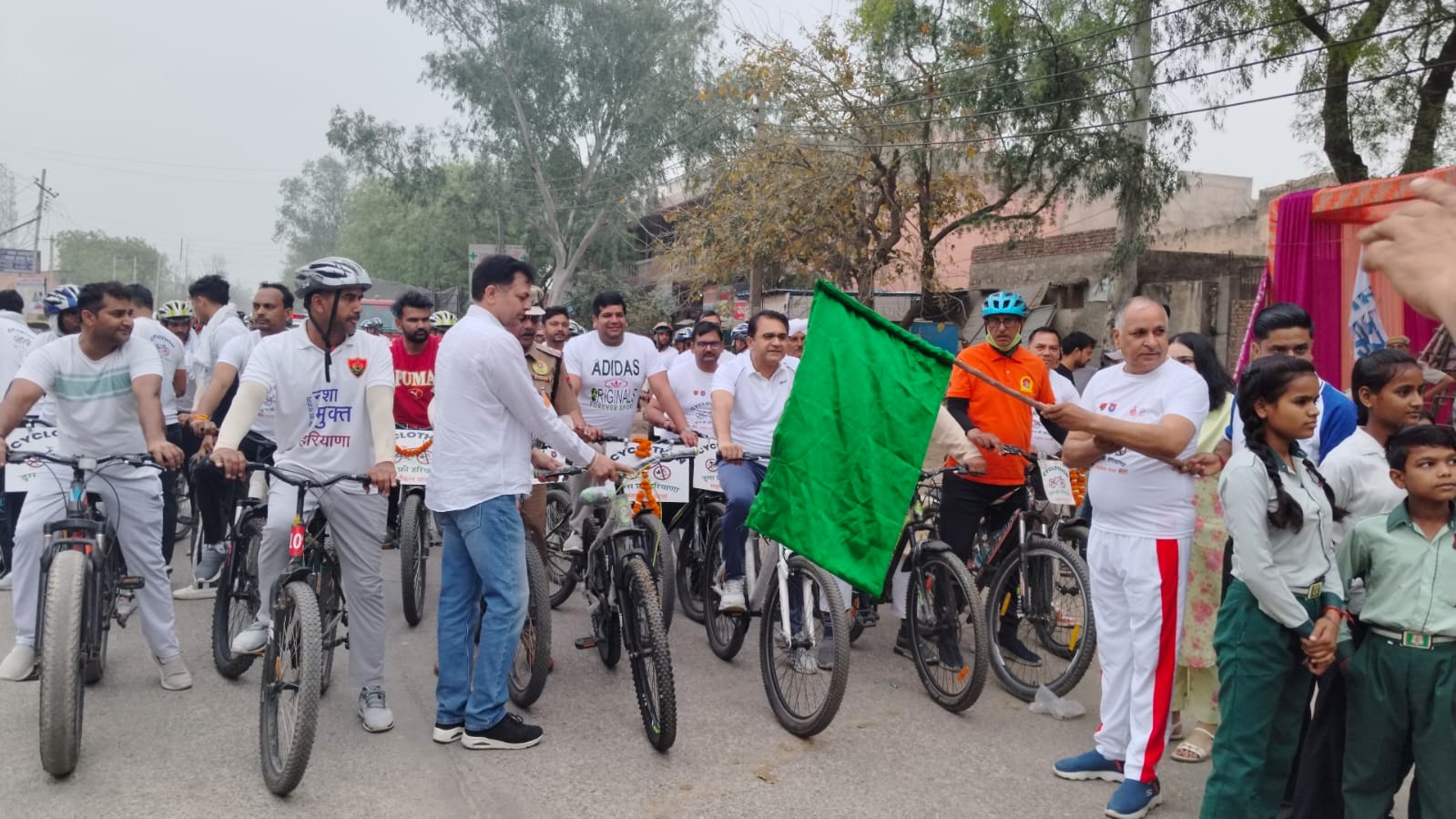 विधायक हरिंद्र सिंह हरी झंड़ी दिखाते हुए विधायक हरिंद्र सिंह हरी झंड़ी दिखाते हुए
