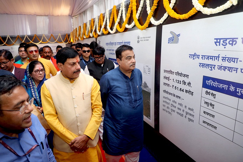 गडकरी ने खेड़ा (बदनावर) में राजमार्ग परियोजनाओं के भूमि-पूजन और लोकार्पण समारोह में प्रदर्शनी का अवलोकन किया।