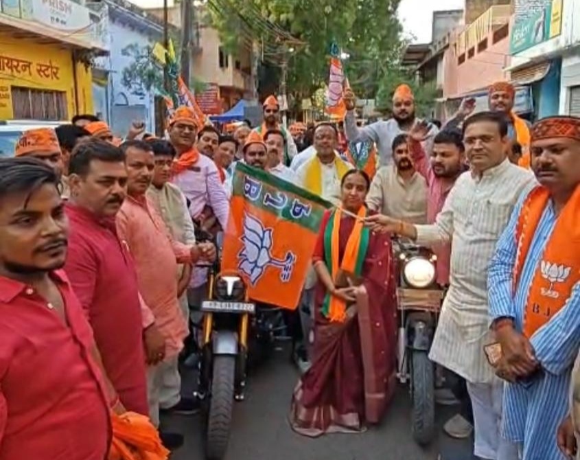 हरी झंडी दिखाकर रैली का शुभारंभ भाजपा जिलाध्यक्ष बृजभूषण सिंह।