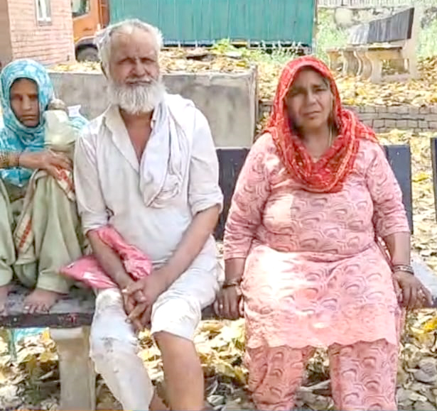 थाने में अपनी दास्तां सुनाते हुए बुजुर्ग सीना शेख व उनकी पत्नी रोशनी। थाने में अपनी दास्तां सुनाते हुए बुजुर्ग सीना शेख व उनकी पत्नी रोशनी।