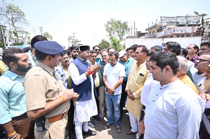मेट्रो निर्माण कार्य का निरीक्षण करते हुए मंत्री विश्वास कैलाश सारंग