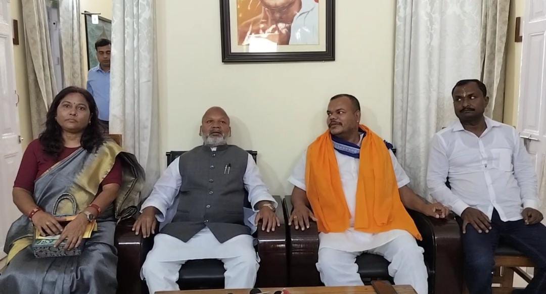 जानकारी देते मंत्री जानकारी देते मंत्री