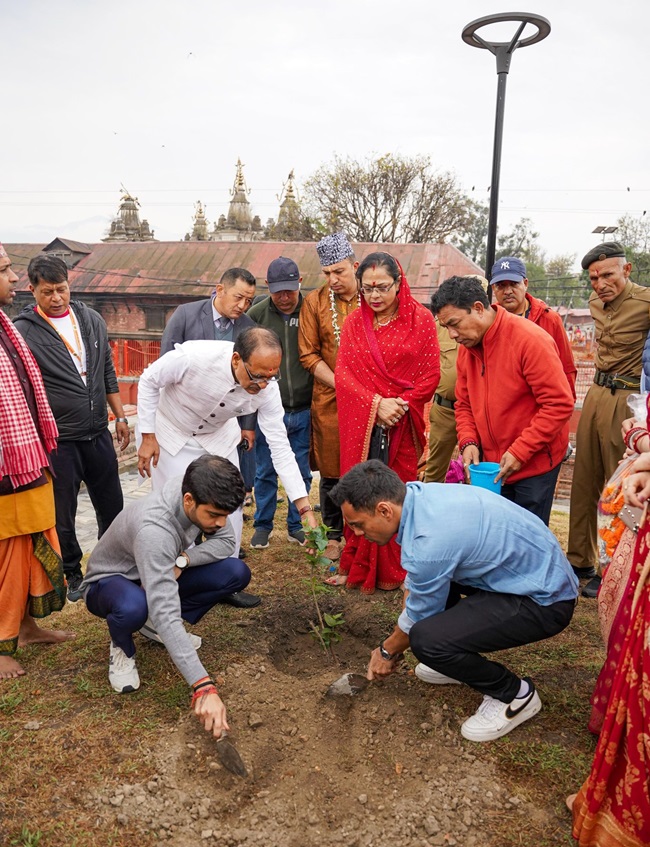 नेपालः काठमांडू में पशुपति नाथ मंदिर में गुरुवार को रुद्राक्ष और हरसिंगार के पौधे रोपित करते केंद्रीय कृषि एवं किसान कल्याण  मंत्री शिवराज सिंह चौहान