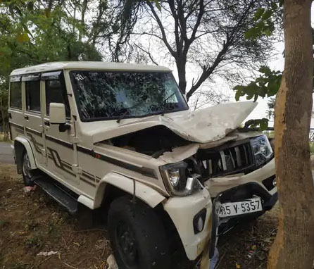 मोटर साईकिल को टक्कर मारने के बाद पेड़ से टकरा कर खड़ी कार। मोटर साईकिल को टक्कर मारने के बाद पेड़ से टकरा कर खड़ी कार।