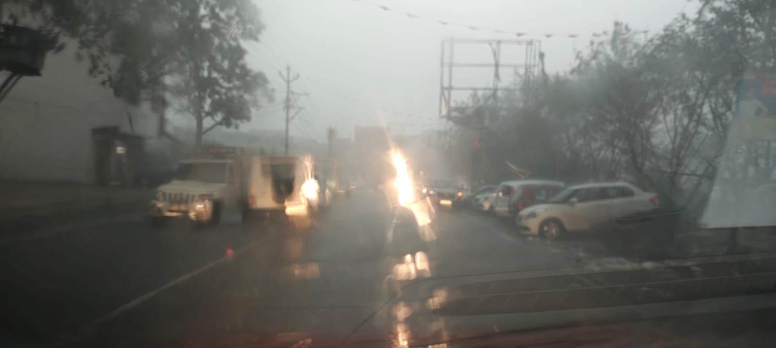 बारिश और तूफान का नजारा