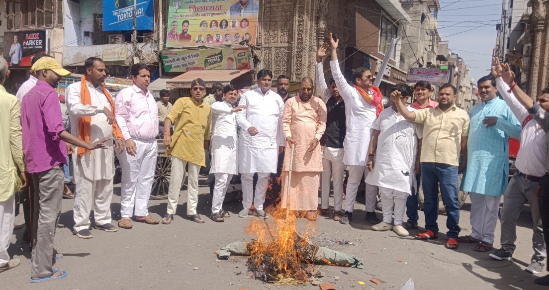 हाेलीगेट पर चाैराहे पर आग के हवाले करते प्रर्दशनकारी हाेलीगेट पर चाैराहे पर आग के हवाले करते प्रर्दशनकारी