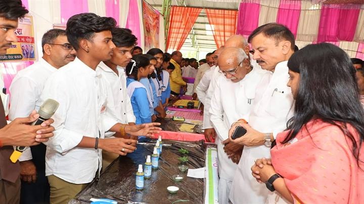 तेंदूखेड़ा में तेजस्वी कार्यक्रम में शामिल हुए स्कूल शिक्षा मंत्री तेंदूखेड़ा में तेजस्वी कार्यक्रम में शामिल हुए स्कूल शिक्षा मंत्री