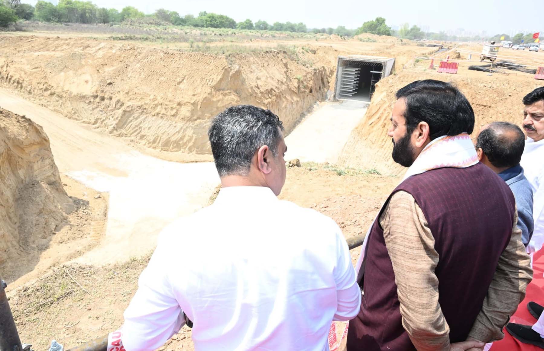 गुरुग्राम में ग्लोबल सिटी की साइट का निरीक्षण करते सीएम नायब सिंह सैनी। गुरुग्राम में ग्लोबल सिटी की साइट का निरीक्षण करते सीएम नायब सिंह सैनी।