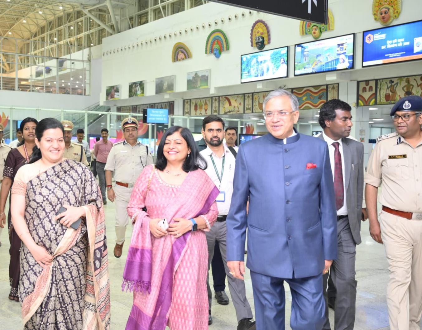 एयरपोर्ट पर मुख्य चुनाव आयुक्त का स्वागत करते अधिकारी एयरपोर्ट पर मुख्य चुनाव आयुक्त का स्वागत करते अधिकारी
