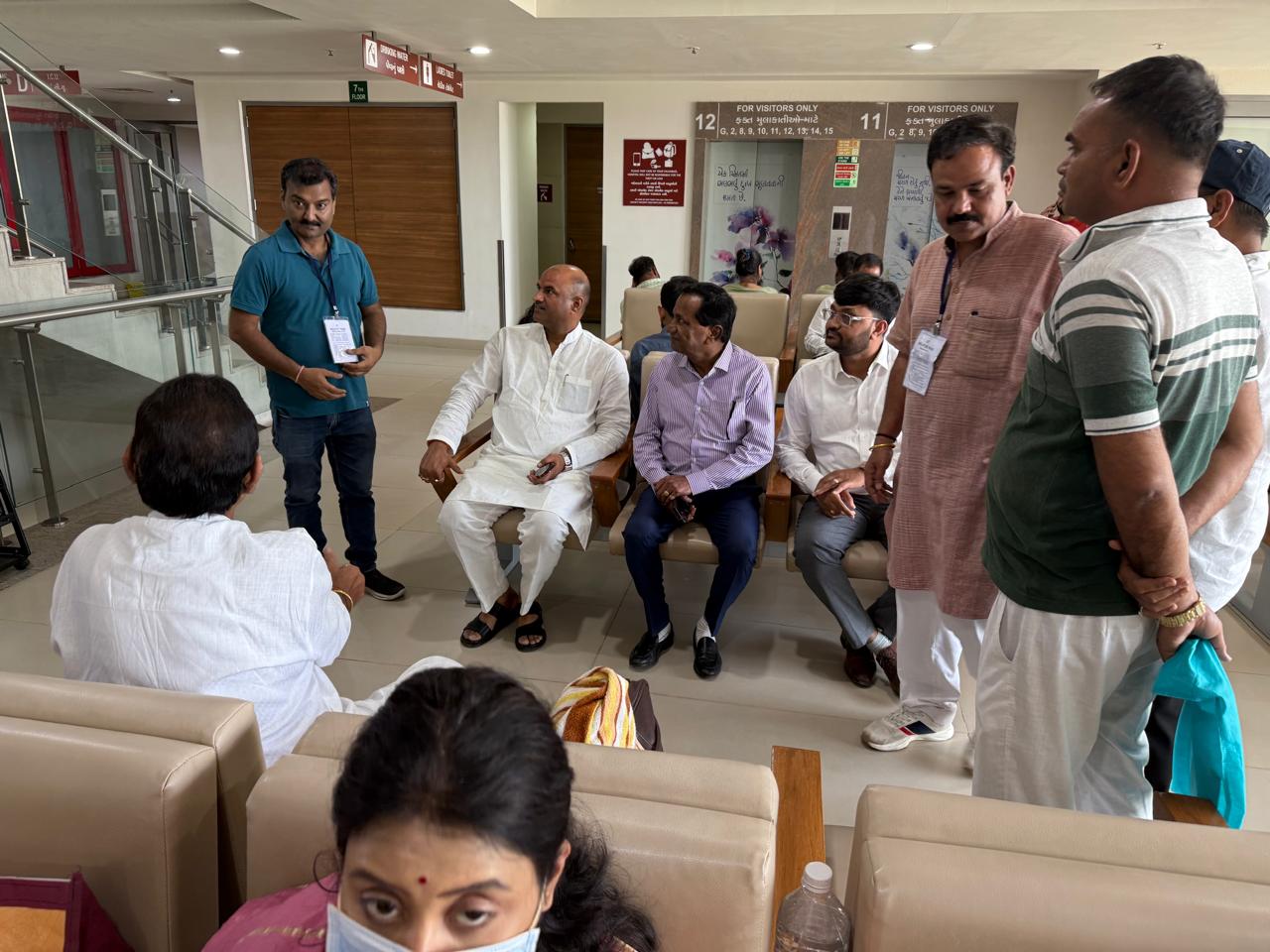 चित्तौड़गढ़ सांसद सीपी जोशी ने अहमदाबाद पहुंच पूर्व केंद्रीय मंत्री डॉ गिरिजा व्यास के परिजनों से भेंट कर उनके स्वास्थ्य की जानकारी ली। चित्तौड़गढ़ सांसद सीपी जोशी ने अहमदाबाद पहुंच पूर्व केंद्रीय मंत्री डॉ गिरिजा व्यास के परिजनों से भेंट कर उनके स्वास्थ्य की जानकारी ली।