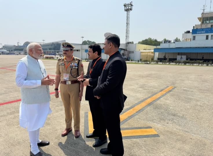 एयरपोर्ट पर प्रधानमंत्री मोदी पुलिस कमिश्नर,कमिश्नर और जिलाधिकारी से बातचीत करते हुए। एयरपोर्ट पर प्रधानमंत्री मोदी पुलिस कमिश्नर,कमिश्नर और जिलाधिकारी से बातचीत करते हुए।
