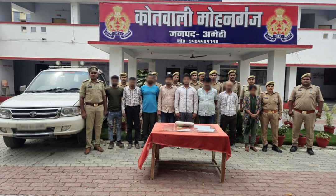 पुलिस के गिरफ्त में आरोपी पुलिस के गिरफ्त में आरोपी
