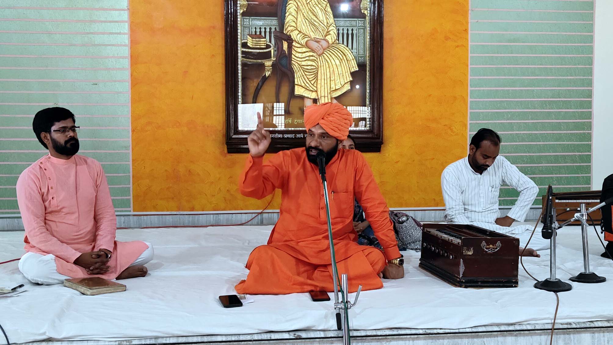वेद कथा में प्रवचन देते स्वामी सच्चिदानंद महाराज व उपस्थित श्रद्धालु। वेद कथा में प्रवचन देते स्वामी सच्चिदानंद महाराज व उपस्थित श्रद्धालु।