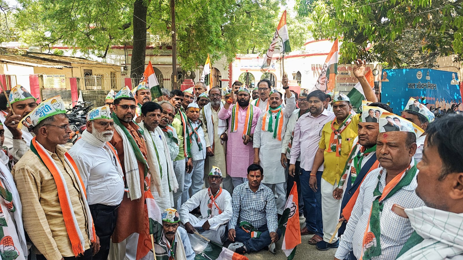 जिला मुख्यालय पर प्रदर्शन करते कांग्रेसी। जिला मुख्यालय पर प्रदर्शन करते कांग्रेसी।