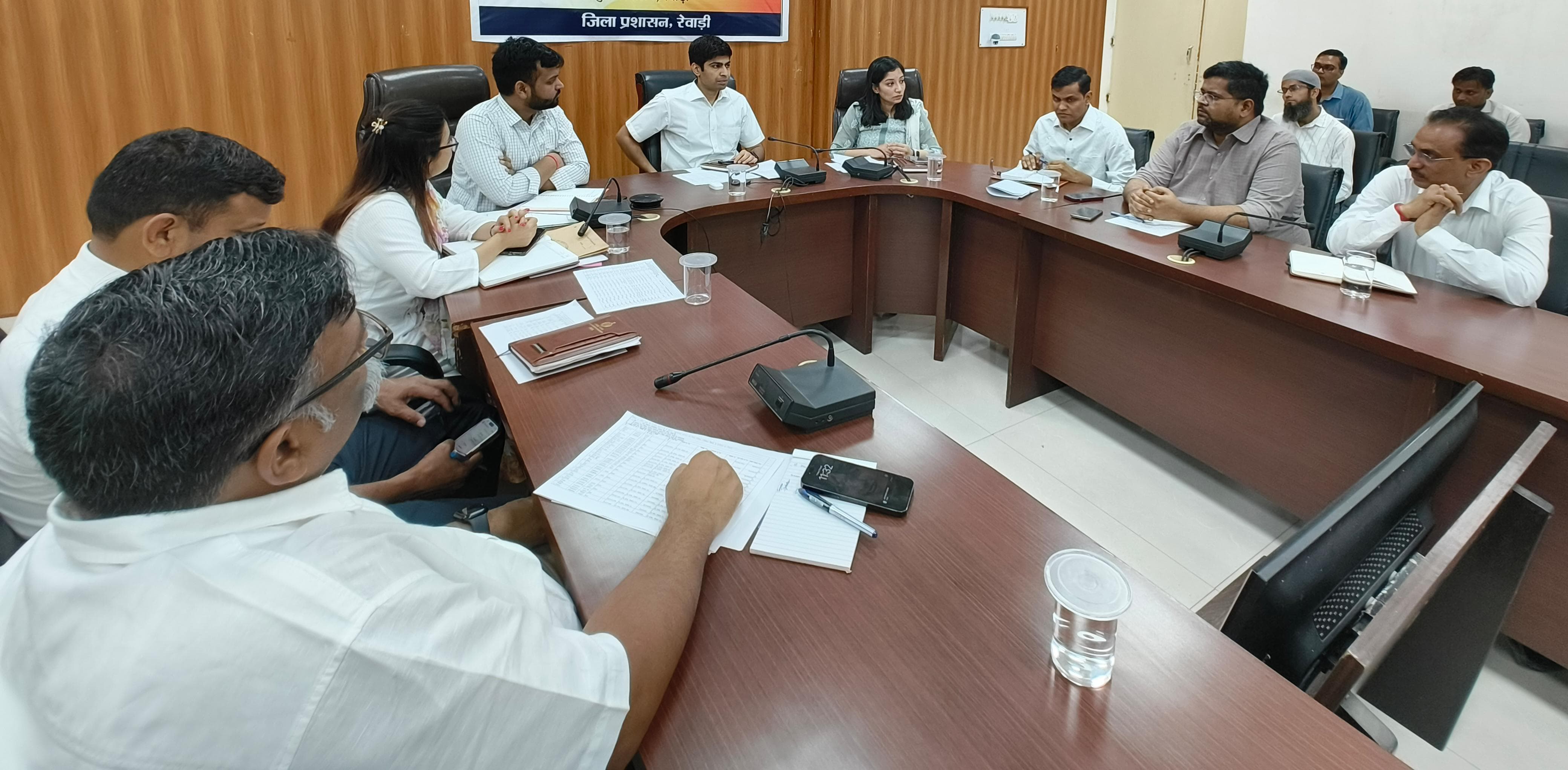 रेवाड़ी में सम्बंधित अधिकारियों की बैठक लेते डीसी अभिषेक मीणा। रेवाड़ी में सम्बंधित अधिकारियों की बैठक लेते डीसी अभिषेक मीणा।