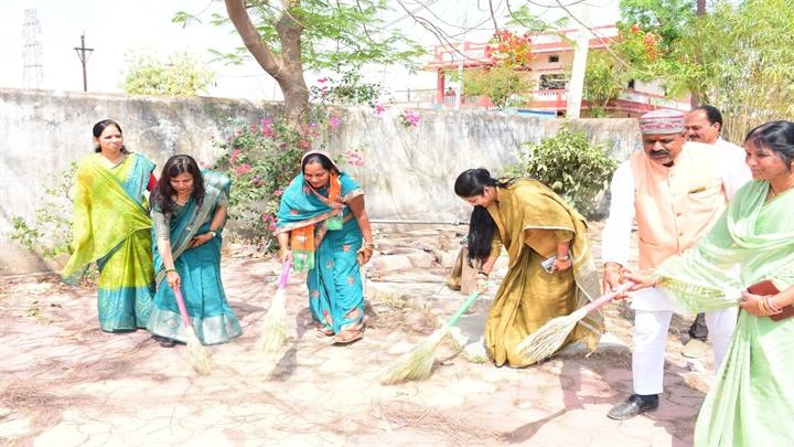 स्वच्छता अभियान चलाकर परिसर को साफ स्वच्छ रखने का संदेश दिया स्वच्छता अभियान चलाकर परिसर को साफ स्वच्छ रखने का संदेश दिया