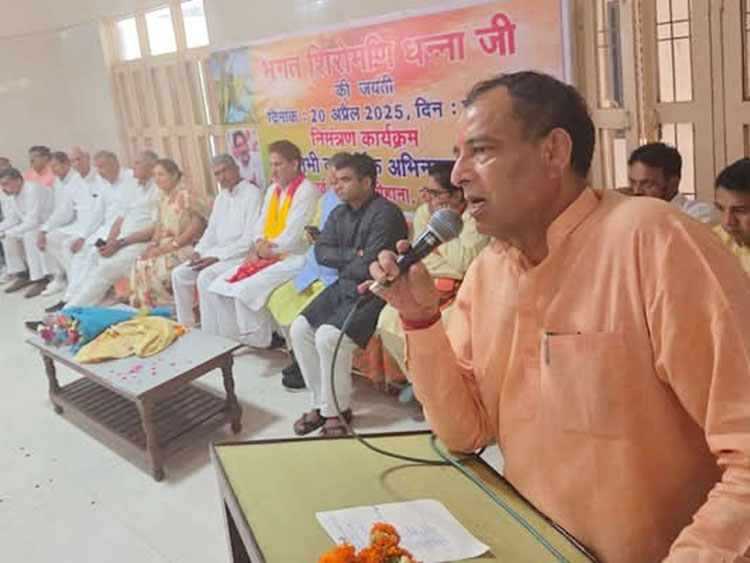 सोनीपत:         भगत शिरोमणि धन्ना भगत की जयंती का निमंत्रण देते हुए भाजपा प्रदेश अध्यक्ष         मोहन लाल बडौली