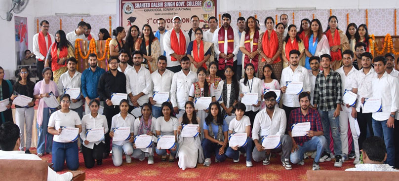 सोनीपत: विद्यार्थियों को प्रमाण पत्र देकर सम्मानित करते विधायक पवन खरखौदा सोनीपत: विद्यार्थियों को प्रमाण पत्र देकर सम्मानित करते विधायक पवन खरखौदा
