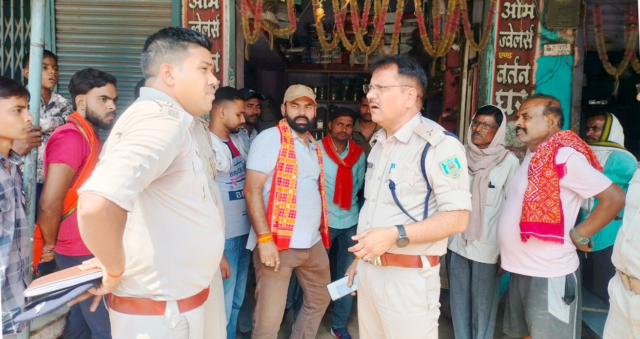 जांच करती पुलिस जांच करती पुलिस
