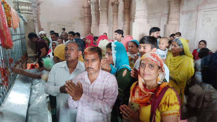 बाबा         जिंदा नाथ की समाधि पर श्रद्धालु