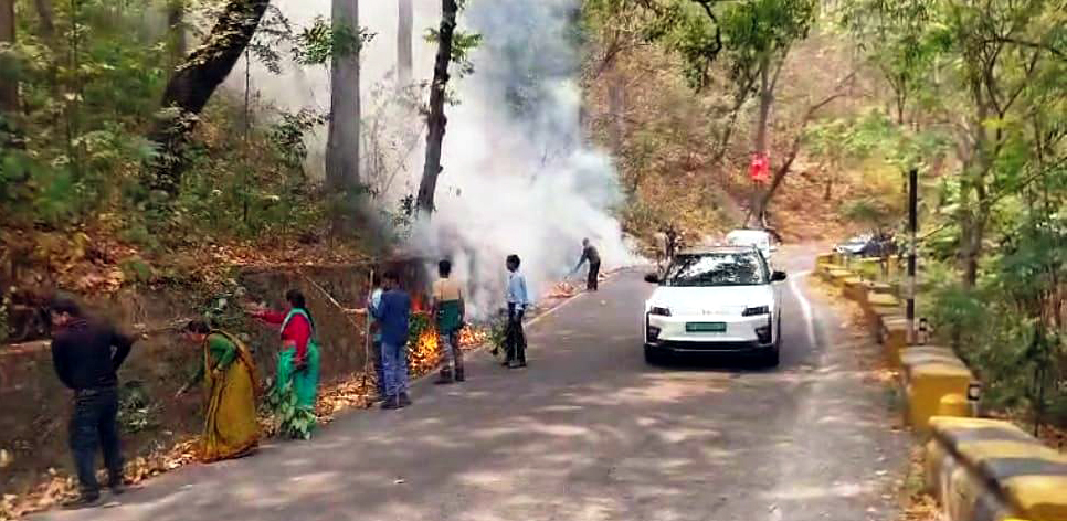 हल्द्वानी रोड पर नियंत्रित तरीके से चीड़ की पत्तियों को जलाती वन विभाग की टीम। हल्द्वानी रोड पर नियंत्रित तरीके से चीड़ की पत्तियों को जलाती वन विभाग की टीम।