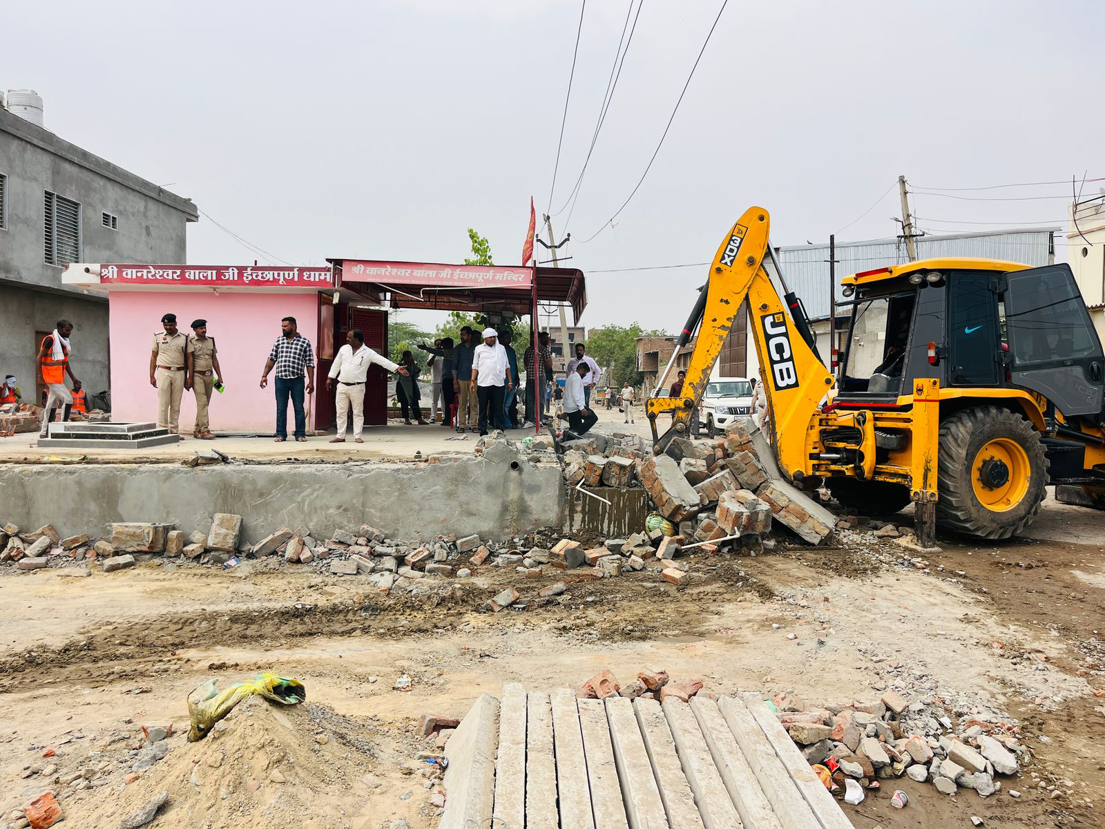 कोर्ट के आदेश पर मंदिर पर चलती जेसीबी। कोर्ट के आदेश पर मंदिर पर चलती जेसीबी।