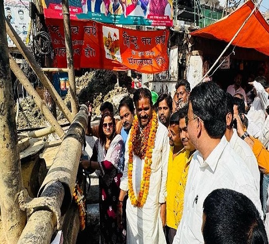 प्रयागराज के महापौर गणेश केसरवानी बड़ी ट्यूबवेल का उद्घाटन करने का छाया चित्र प्रयागराज के महापौर गणेश केसरवानी बड़ी ट्यूबवेल का उद्घाटन करने का छाया चित्र