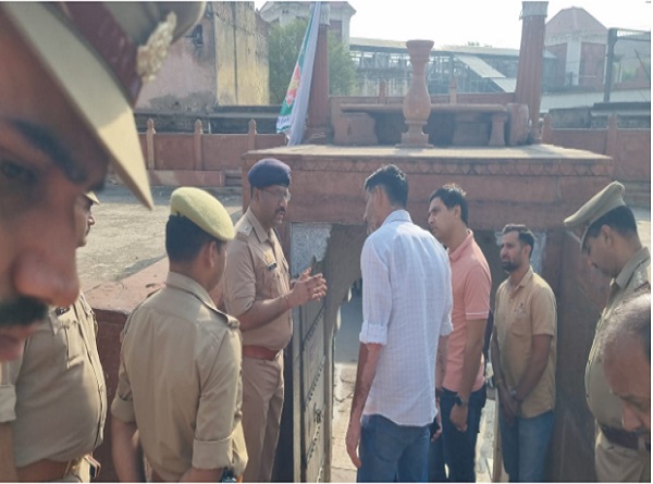 मजिस्द परिसर में पहुंचकर लोगों से बात करते पुलिस अधिकारी मजिस्द परिसर में पहुंचकर लोगों से बात करते पुलिस अधिकारी