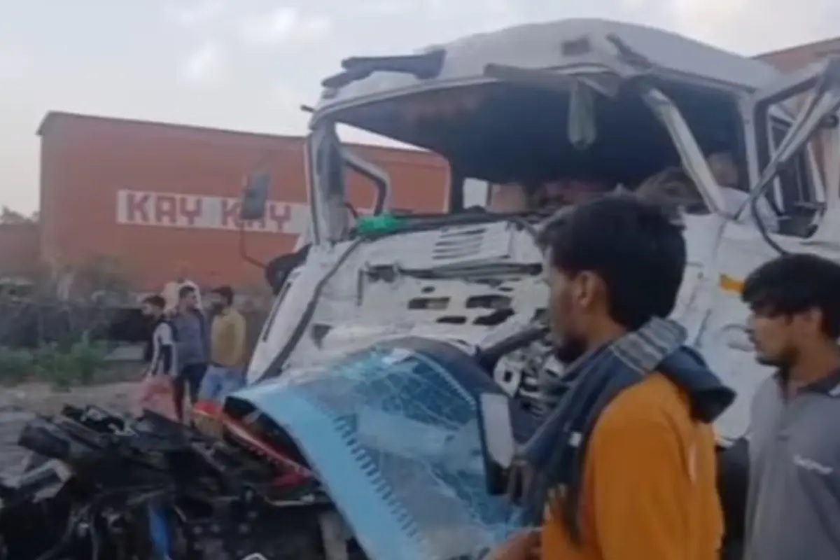 क्षतिग्सत वाहन।