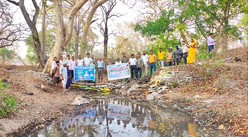 उमरिया जिले में झिरिया नाला में बोरी बंधान किया गया उमरिया जिले में झिरिया नाला में बोरी बंधान किया गया