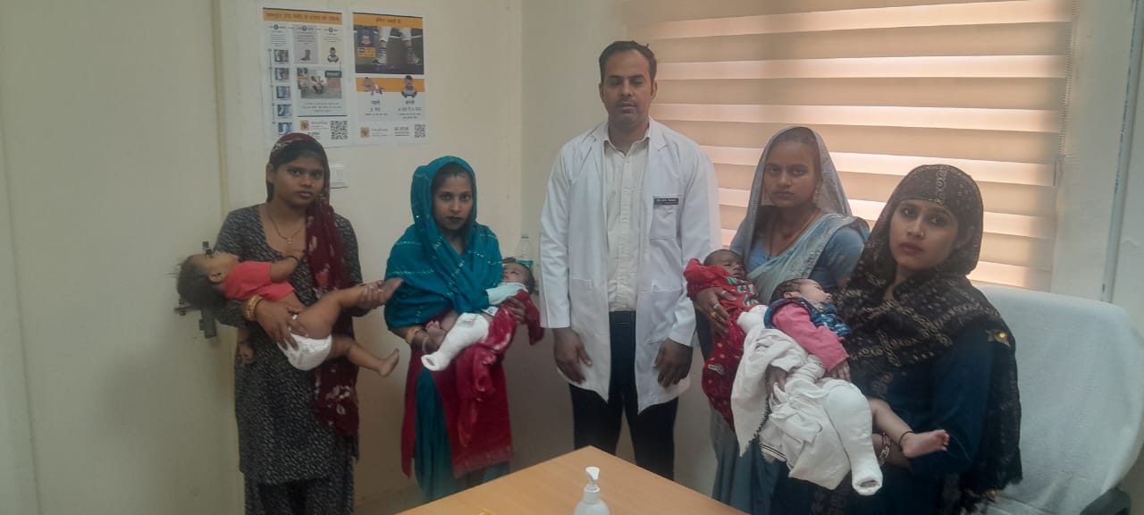 क्लब फुट से ग्रस्त बच्चों के साथ चिकित्सक। क्लब फुट से ग्रस्त बच्चों के साथ चिकित्सक।